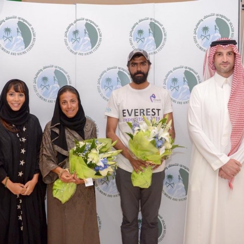 السعوديان منى شهاب و سعود العيدي يصلان أعلى قمة جبل إفرست
