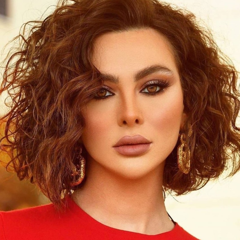 ستيفاني صليبا بمكياج برونزي براق وبارز