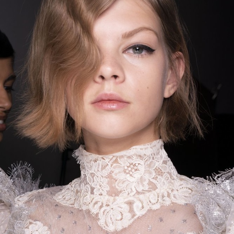 قصات شعر بيكسي مجعدة من Giorgio Armani