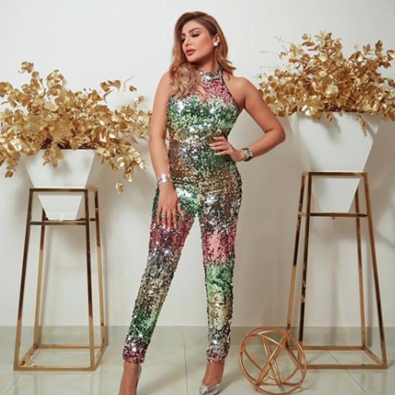 اصالة نصري في فستان أنيق براق