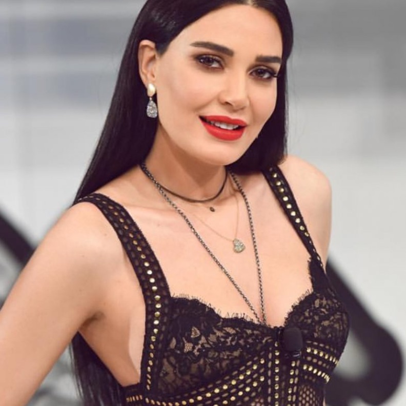 سر تمسك سيرين عبدالنور بوضع احمر الشفاه القوي في الهيبة