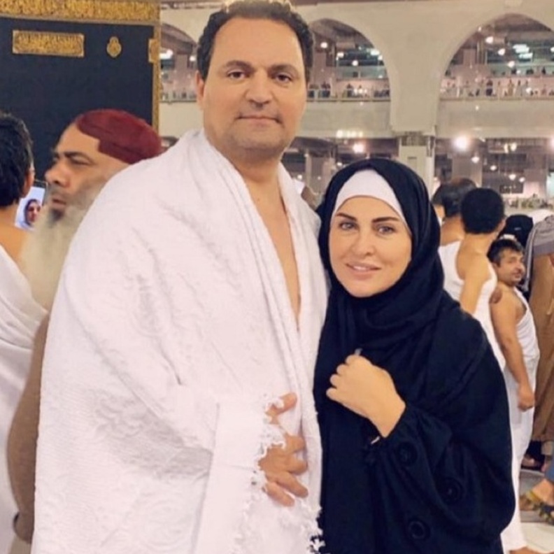 روجينا تؤدي مناسك العمرة مع زوجها وبناتها