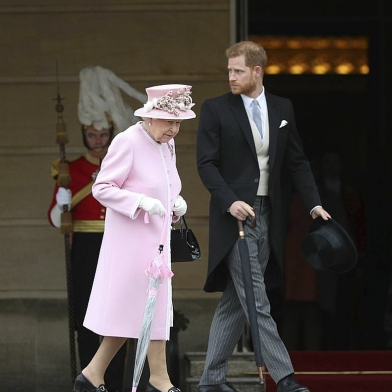 الأمير هاري رافق جدته الملكة في حفل الحديقى