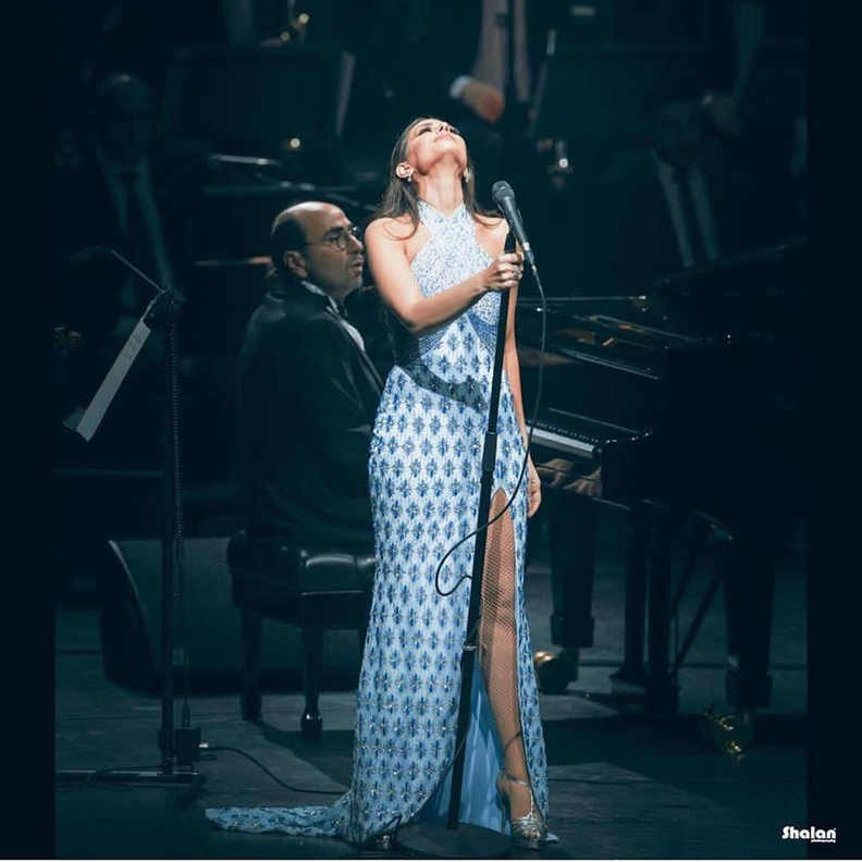 إطلالة باللون البرغندي من تصميم ريان الباشا