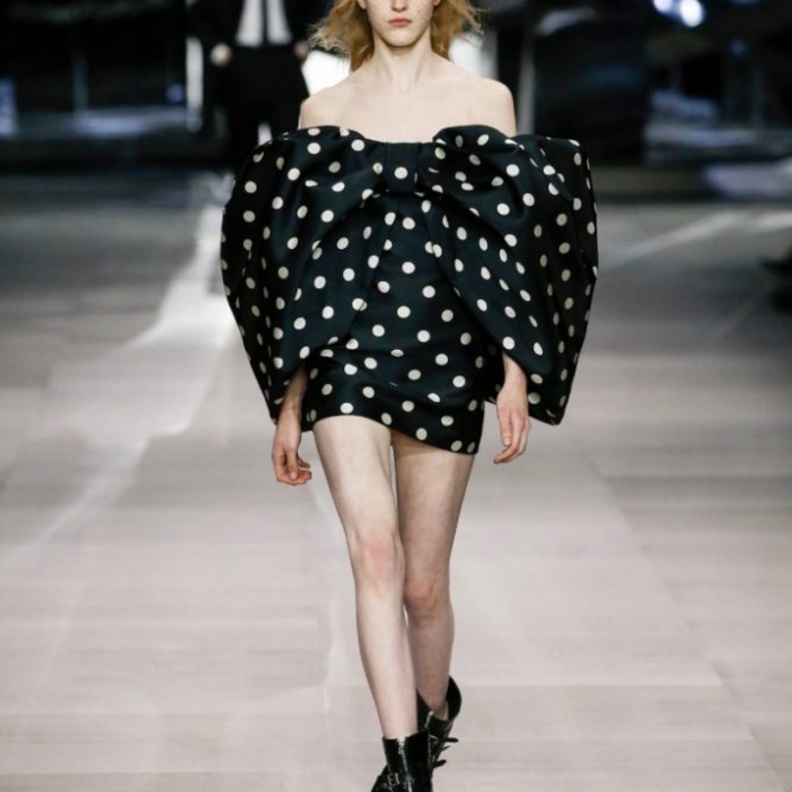 من منصات العرض لأزياء هذا الموسم