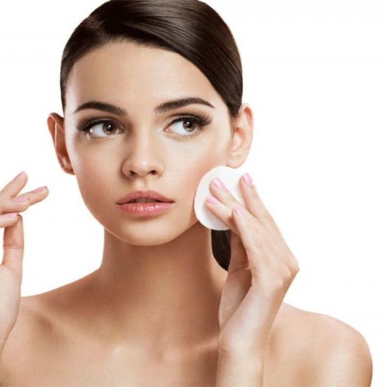 امسحي بشرتك الدهنية يوميا بمغلي البقدونس في الصباح وقبل النوم