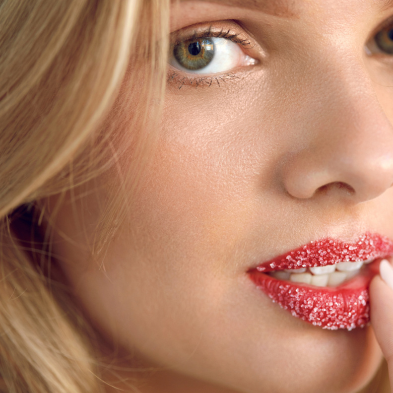 خلطات طبيعية لتقشير وترطيب الشفاه