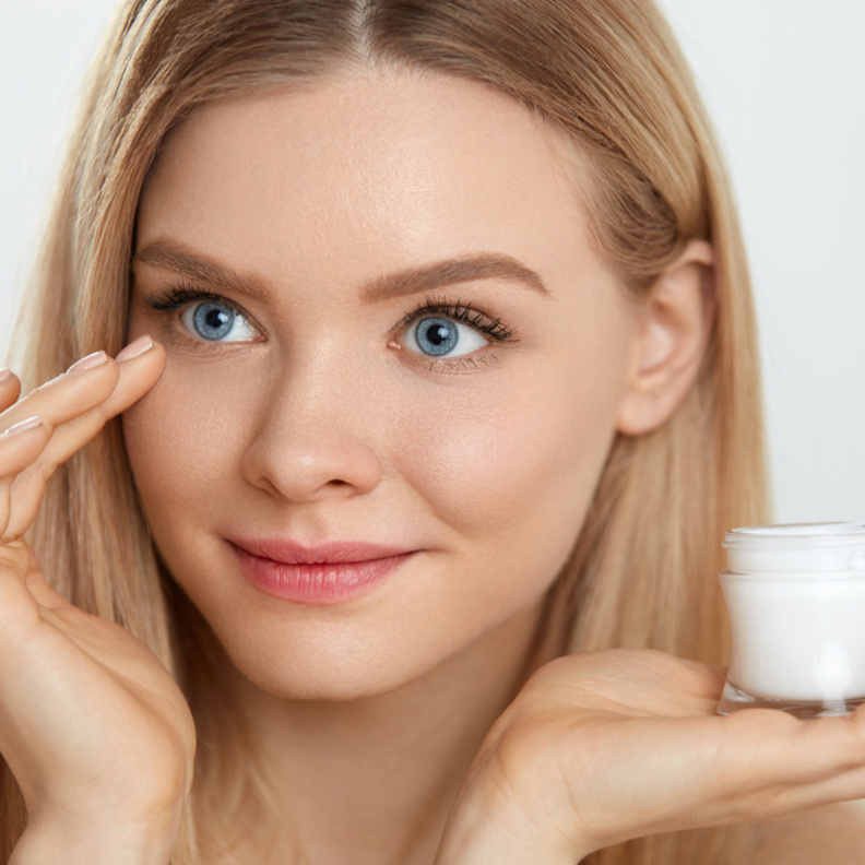 اتبعي هذه الطرق لإخفاء الهالات السوداء بالمكياج