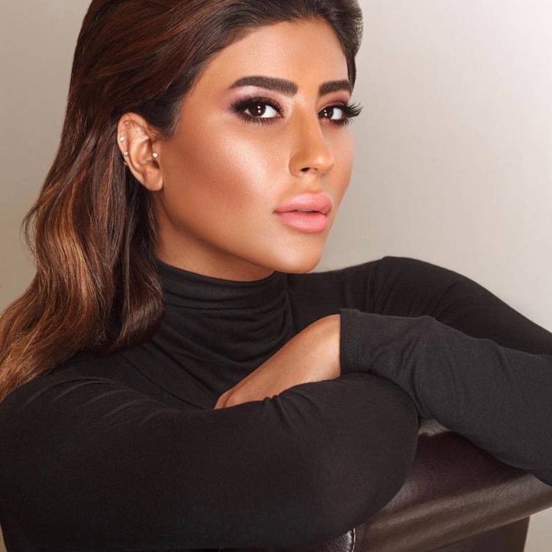 أجمل الإطلالات الكلاسيكية والعصرية منها