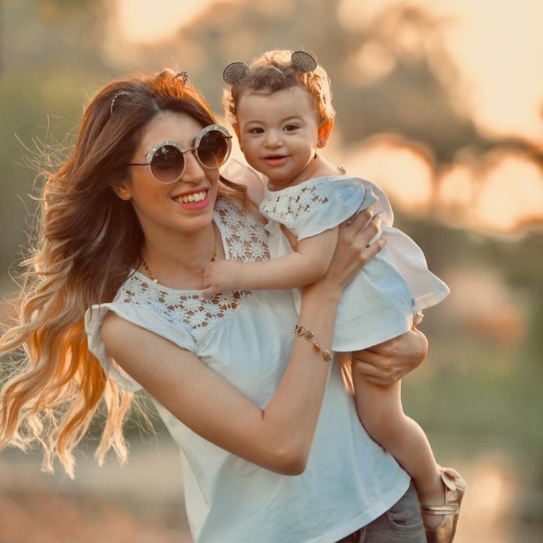 زوجة علي ربيع وابنته 