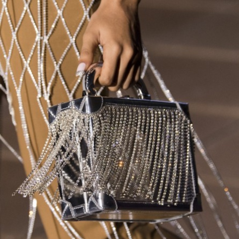 تألقي بأسلوب دار Chanel مع موديلات حقائب يد نسائية فضية