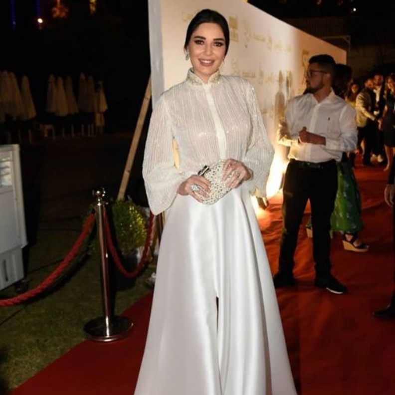 أطلت النجمة نوال الزغبي بفستان ميدي بقصة ضيّقة