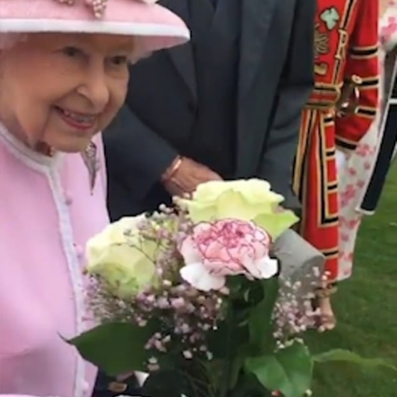 ضيفة قدمت زهورا لملكة بريطانيا