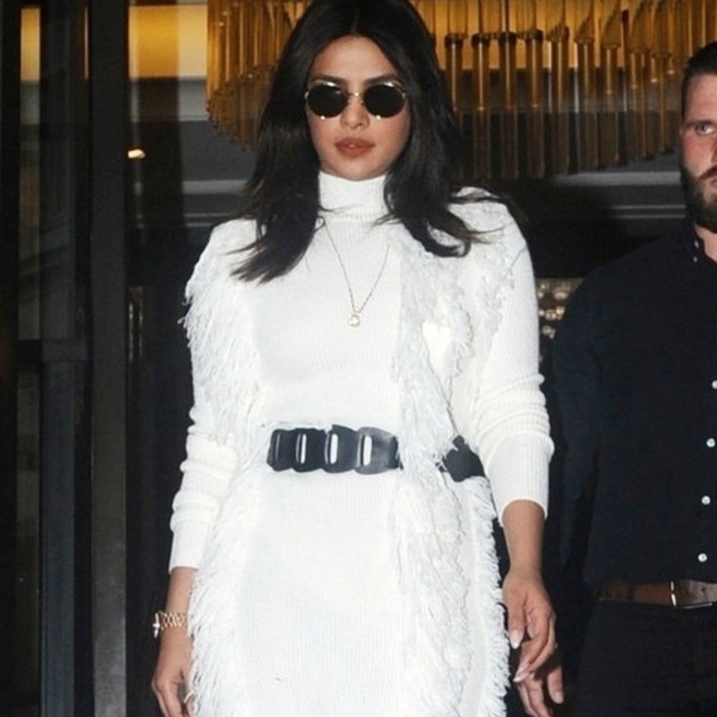 إطلالة كاجوال للجميلة ‏NAOMI CAMPBELL‏ بفستان شبابي مزخرف وملوّن