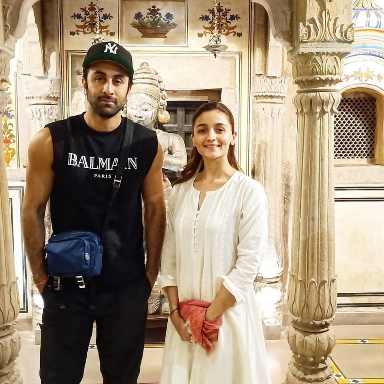 عليا بهات ورانبير كابور يصوران فيلمهما في قلعة رامناجار