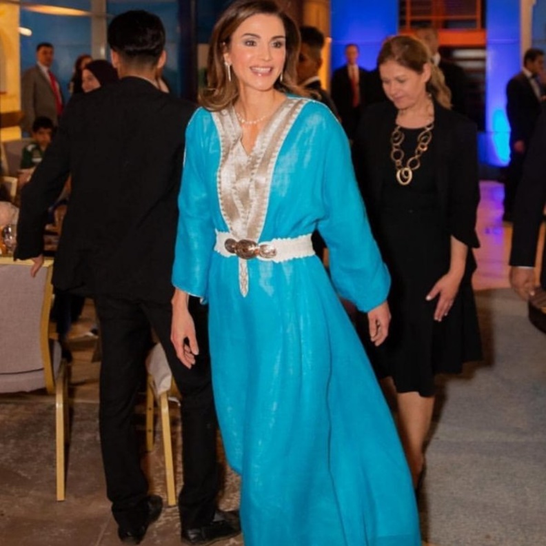 قفطان أزرق مشع وشبابي اختارته الملكة رانيا ‏مع الحزام الأبيض