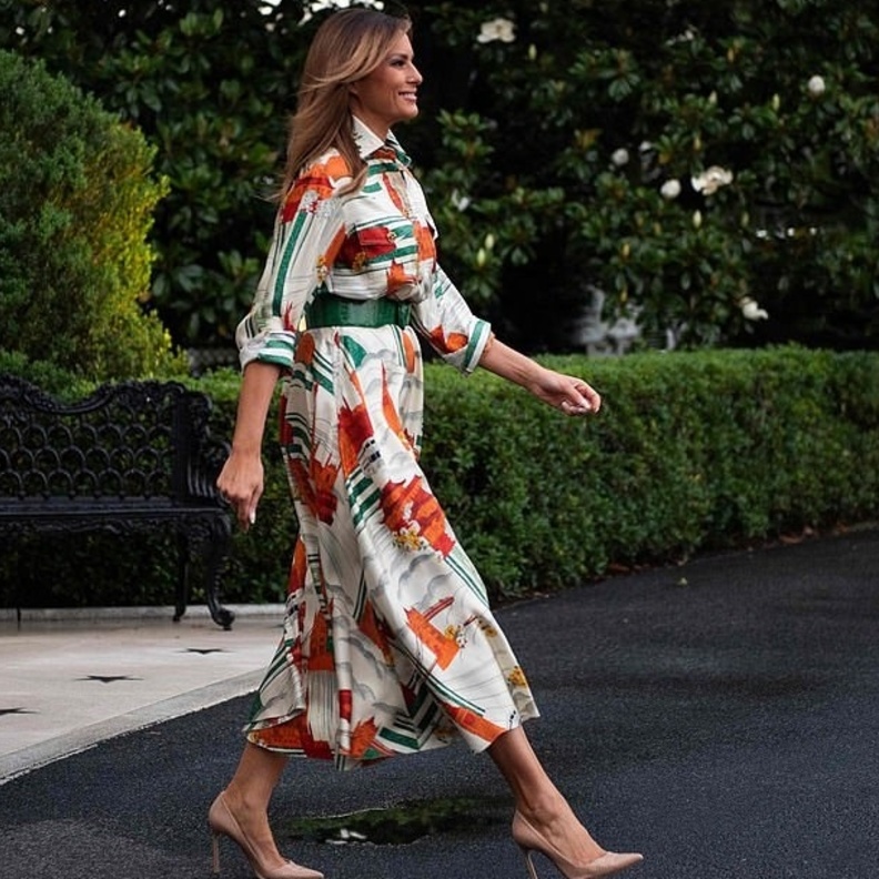  موضة الفستان المطبع تألقت ميلانيا ترامب Melania Trump بموضة الفستان الواسع والمزخرف بسحر لندن