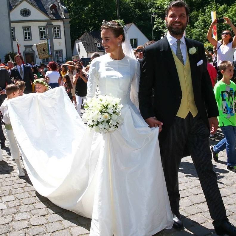 العروس ألانا كاميل بونتي والتي ظهرت في حفل زفافها بفستان زفاف حريري أنيق وطويل الأكمام