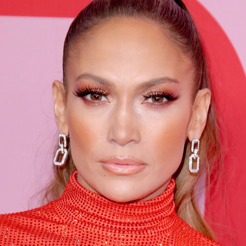 مكياج عيون طبيعي ومات من اختيار Bella Hadid