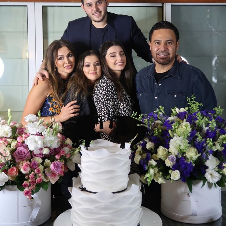 ماريتا الحلاني وشقيقتها دانا تحتفلان بالتخرج من الجامعة