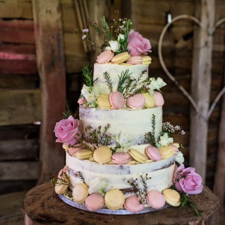 سنتربيس جميل من الورود للزفاف في الصيف