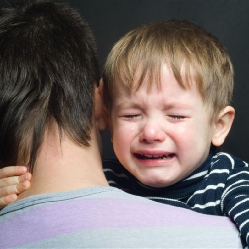 كيفية التعامل مع الطفل كثير البكاء