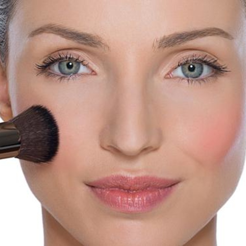 اختاري لون كونسيلر أفتح من لون كريم الأساس لتفتيح منطقة أسفل العين وتغطية أي دوائر ملونة ومظلمة