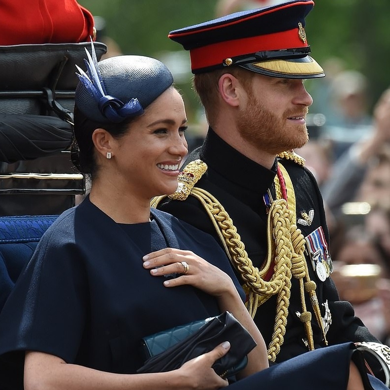 العائلة المالكة في الشرفة بدون ميغان ماركل