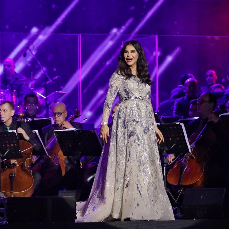 لقطة تُظهر فرحة أحلام وأناقتها الملفتة في حفلها يوم أمس بمدينة جدة