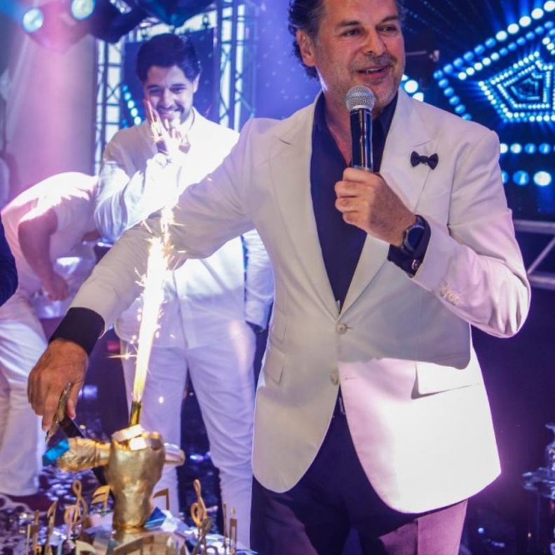 راغب علامة يتلقى مفاجأت في حفله بدبي