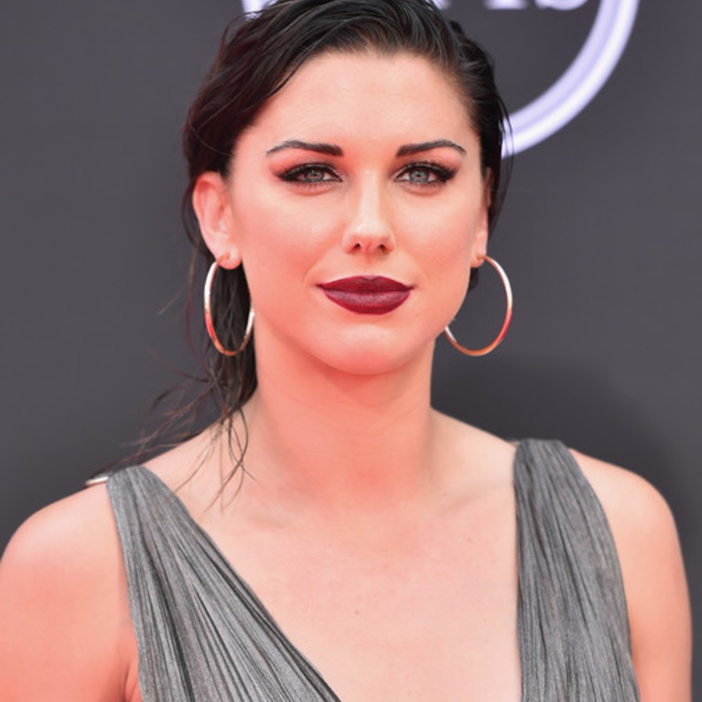 إطلالات جمالية بسيطة على طريقة الرياضية Alex Morgan