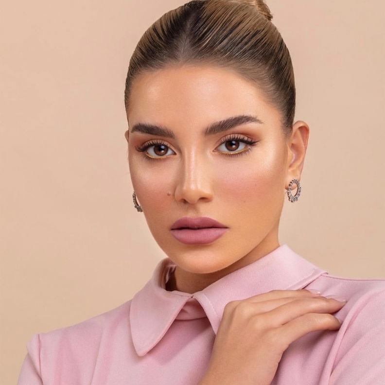 أجمل مكياج وردي صارخ لهذا الموسم