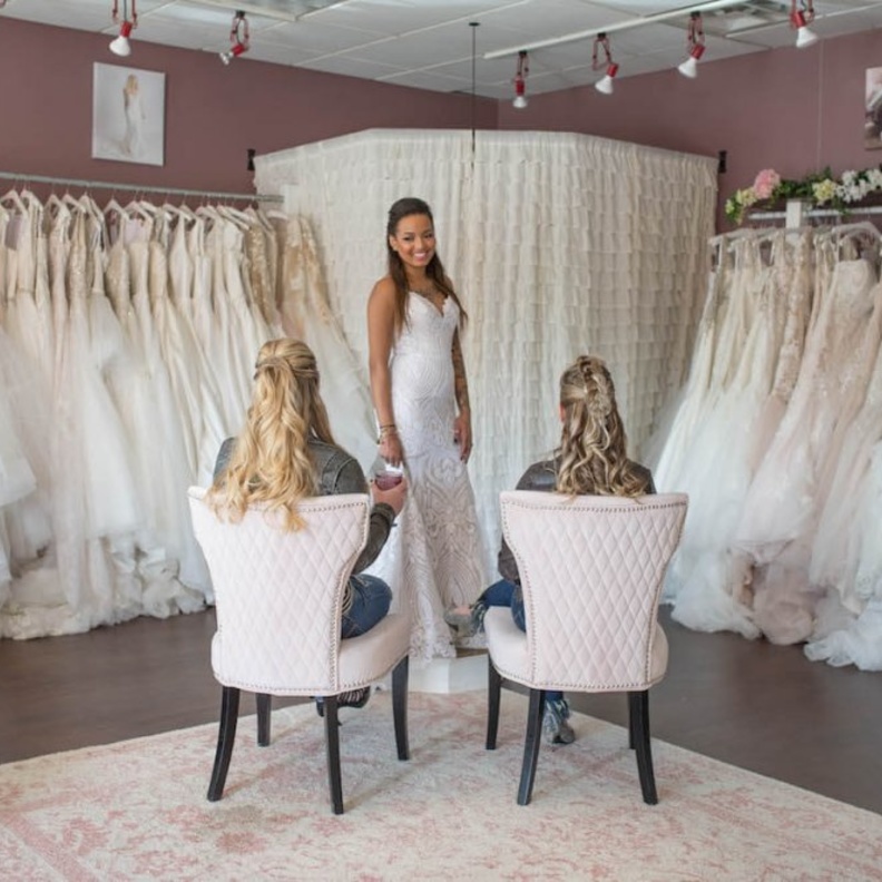 اختاري مرافقيك إلى موعد التسوق لشراء فستان الزفاف بعناية بحيث لا يكون عددهم أكبر مما يجب