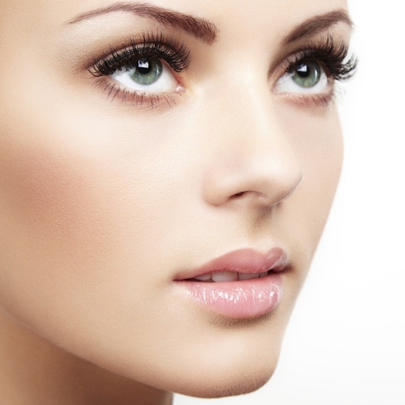 استخدمي زيت الزيتون لتطويل الرموش