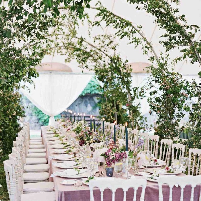 الطاولات الطويلة تزيد الزفاف أناقة