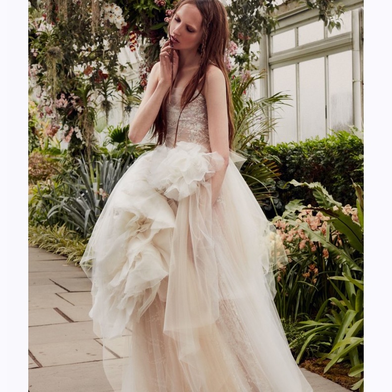 فستان أوف وايت