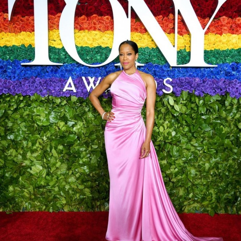  اختارت Kerry Butler فستان سهرة أبيض طويل مع طبعات الورود البارزة على كامل التصميم