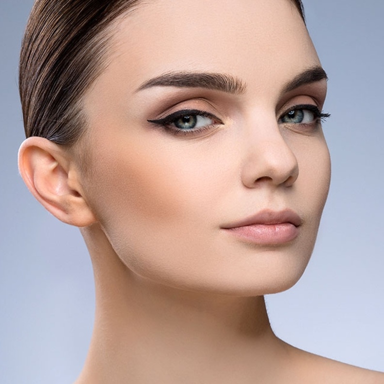 الحليب يحتوي على البروتين وفيتامين ب وكذلك العناصر الغذائية الأخرى التي تغذي جذور الشعر وتحسن نمو حواجبك