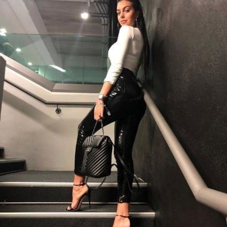 اطلالة باللون الأبيض من اليزابيتا فرانكي اختارتها جورجينا رودريغيز