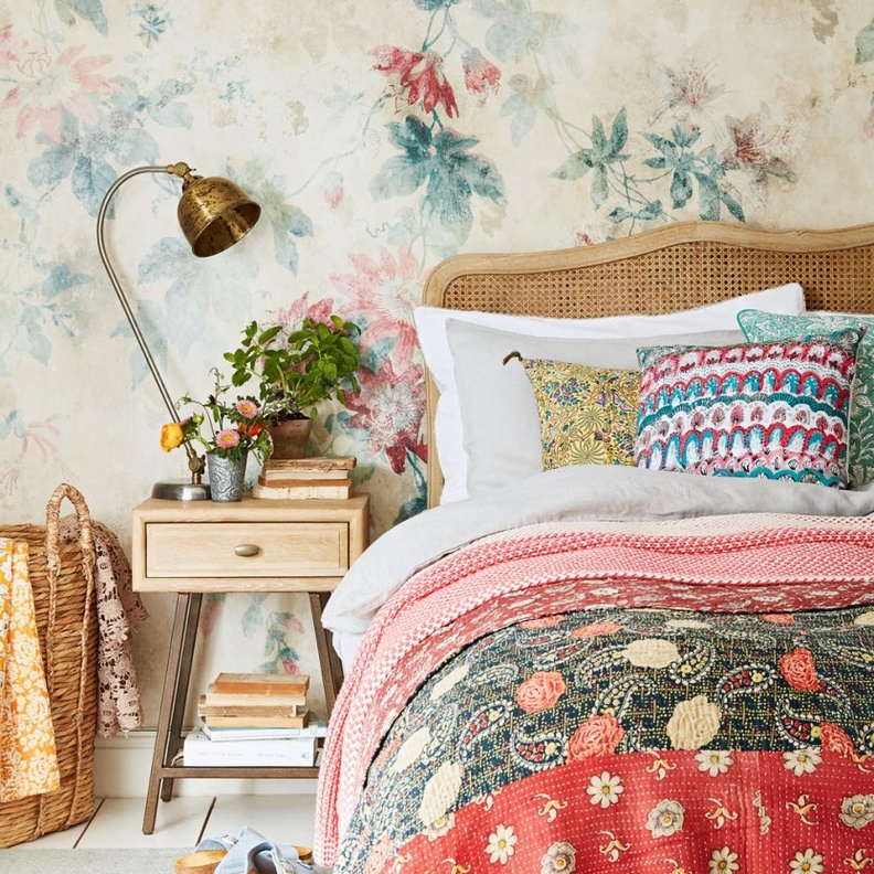 نقشات الورود تضيف الحيوية والبهجة على ديكور غرفة النوم