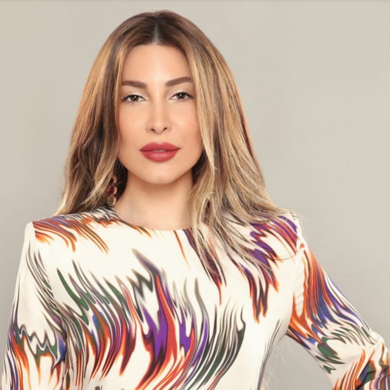 احلام بمكياج برونزي فاخر واستثنائي مع الرموش الكثيفة