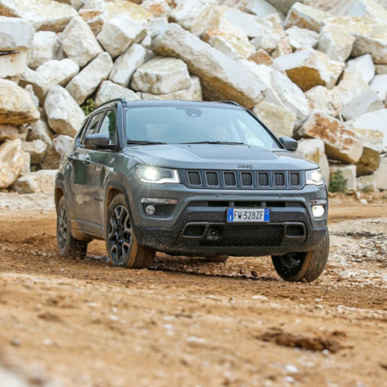 سيارات جيب تواكب جرأة وحماسة المرأة السعودية