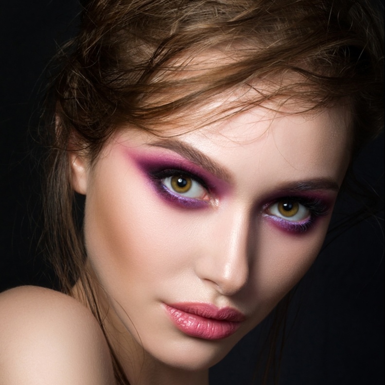 أضفي لونًا زهريا فوق تجعدك وامزجيه في تجعدك بفرشاة عينيه