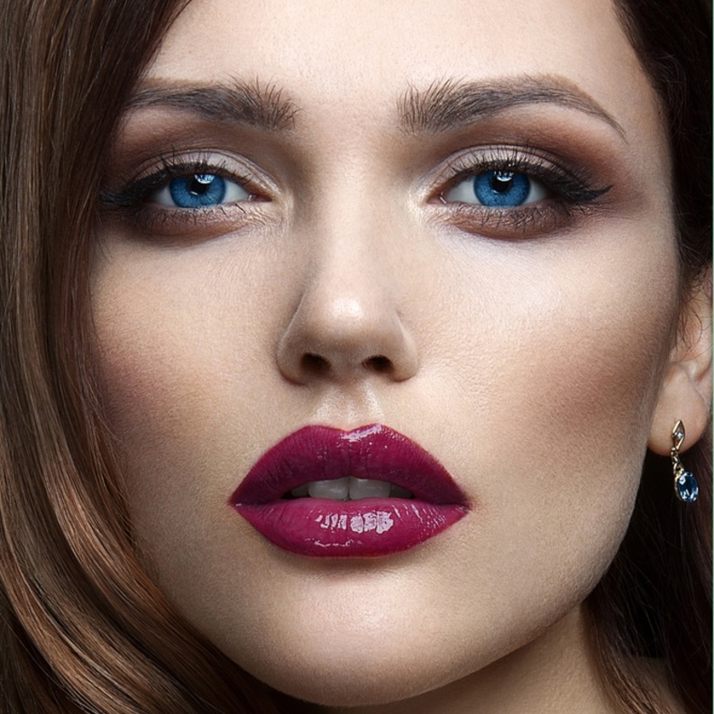 شفاه حمراء جذابة