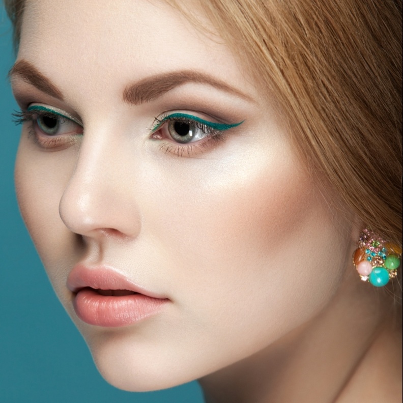 الآیلاینر الأصفر هو مثالي للمزج مع مجموعة كاملة من الألوان عندما يتعلق الأمر بظلال العيون