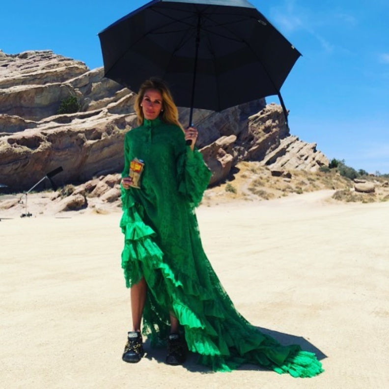 اختارت جوليا روبرتس أن تقضي يومها الصيفي الحار بفستان أخضر طويل ومظلة سوداء 