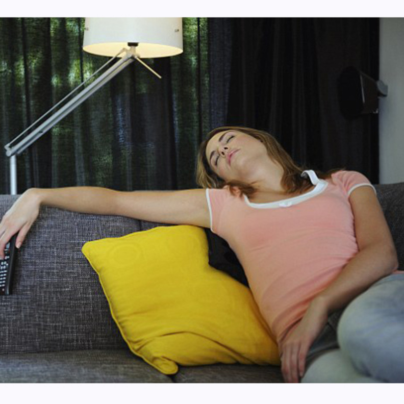  النوم أمام التلفاز يزيد وزن النساء