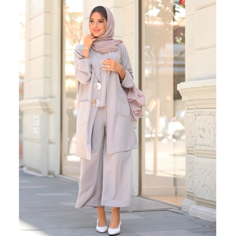 اختارت آسيا لوك شبابي باللون الزهري الفاتح