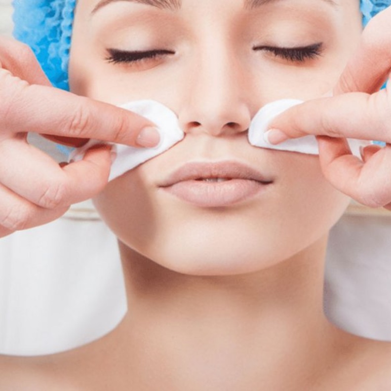 التقشير الكيميائي طريقة طبية تتم بواسطة الطبيب المختص وليس غير ذلك