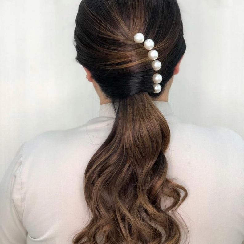  تسريحة ذيل الحصان المزينة باللؤلؤ